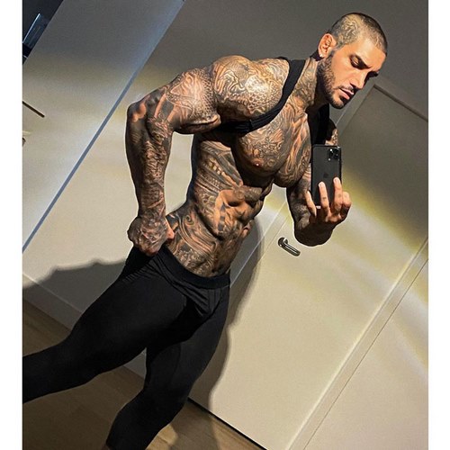 بالاپور به چه دلیل تمام اندام خود را تاتو کرده است؟